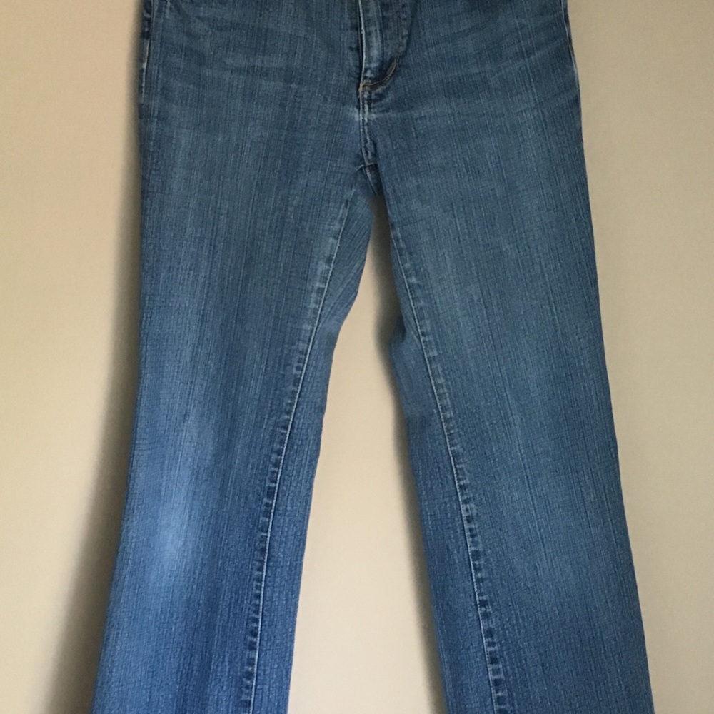 Seven 7 jeans Sz 6, Flare Leg Medium Wash mid rise